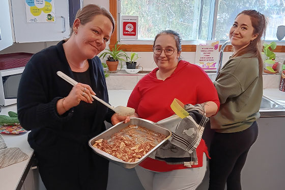 Un groupe de mamans qui cuisinent lors d'un de nos déjeuners causerie.